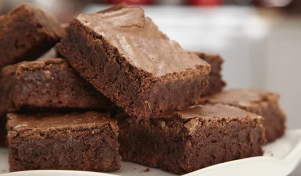 Μόνο με 2 υλικά: Πανεύκολο σοκολατένιο κέικ χωρίς αλεύρι