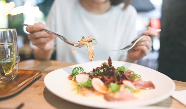 Πώς να τρως υγιεινά όταν έχεις εξόδους ή ταξίδια