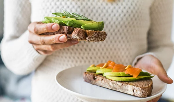 Ιχθυέλαια και ωμέγα 3: Εχουν πραγματική αξία για την υγεία μας ή είναι χάσιμο χρημάτων;