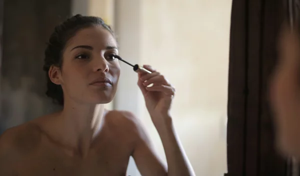 5 best-seller mascaras για υπέροχες βλεφαρίδες που δεν κοστίζουν πάνω από 15 ευρώ