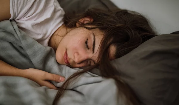 Δυσκολεύεσαι να κοιμηθείς; Mε αυτό το τρικ θα σε πάρει ο ύπνος στο λεπτό - χωρίς φάρμακα