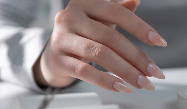 Τρεις τάσεις στο μανικιούρ που κάνουν κάθε εμφάνιση να δείχνει ακριβή