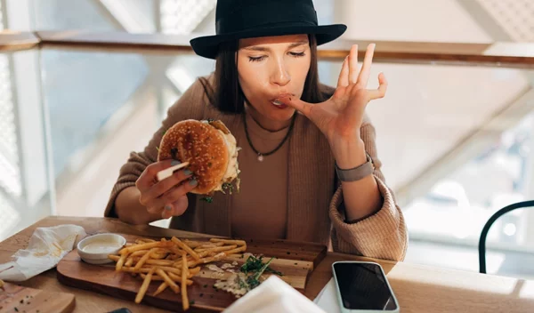 Η νο1 κατηγορία τροφών που κάνει τον οργανισμό να γερνά γρηγορότερα