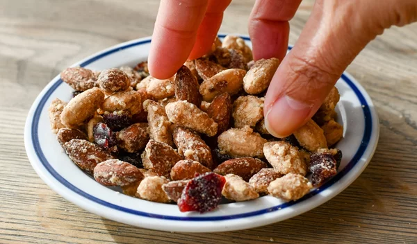 Πικάντικο μείγμα ξηρών καρπών μόνο με 190 θερμίδες που τρώμε στο γραφείο