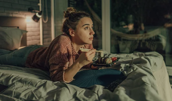 Τρία πράγματα που συμβαίνουν στο σώμα όταν τρως αργά το βράδυ