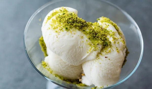 Μόνο με 4 υλικά: Το πιο εύκολο παγωτό καϊμάκι - χωρίς παγωτομηχανή