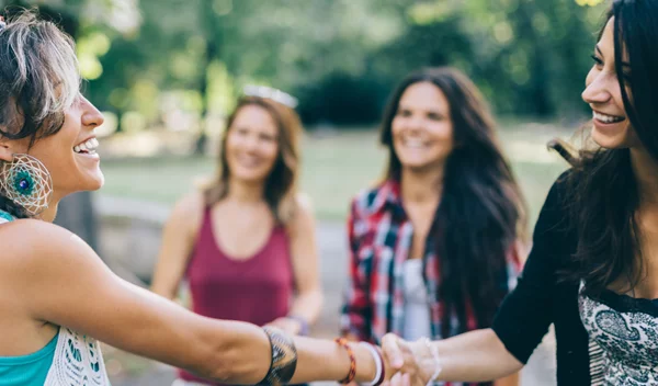 Πώς να κάνω τους άλλους να με συμπαθήσουν;