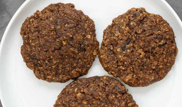 Τραγανά σοκολατένια μπισκότα με κινόα και άλλα 2 υλικά