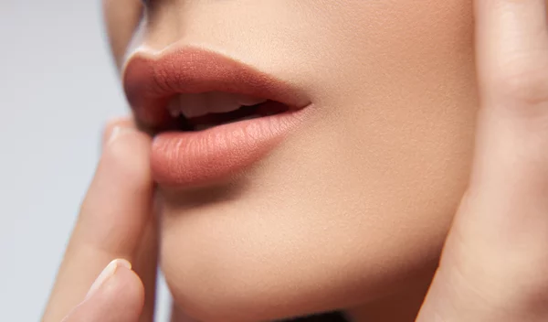 Φυσικά, ζουμερά χείλη χωρίς filler – Τα TikTok tricks που αξίζει να δοκιμάσεις