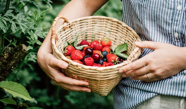 Αυτό είναι το φρούτο με τα περισσότερα φυτοφάρμακα – Τι πρέπει να κάνεις πριν το φας