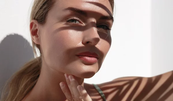 3 οροί με δραστικά συστατικά που χαρίζουν νεανική όψη στην επιδερμίδα