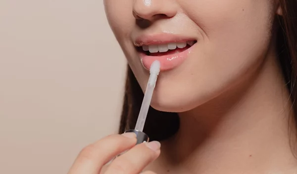 Τα 6 καλύτερα juicy lip oils για λαχταριστά και ενυδατωμένα χείλη