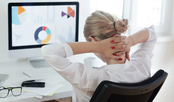 Καμπούρα στον αυχένα: Τι την προκαλεί και πώς να τη διορθώσεις άμεσα