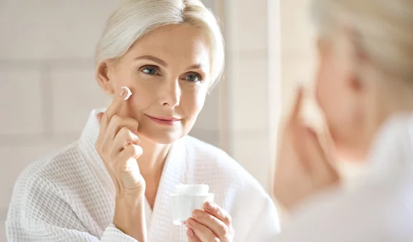 6 ξεπερασμένες συμβουλές ομορφιάς για γυναίκες άνω των 50 - Καλό είναι να τις αγνοήσεις