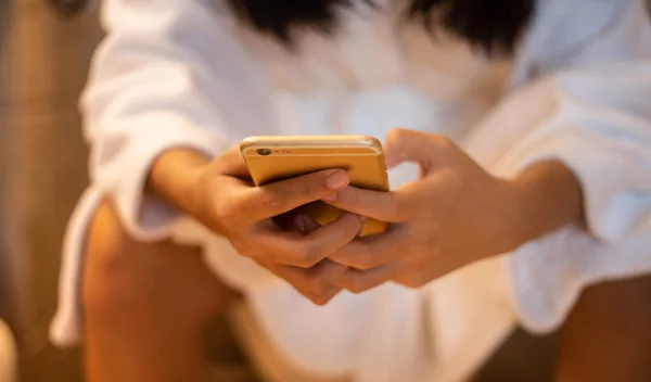 Μάλλον πρέπει να σταματήσεις να παίρνεις το κινητό σου στην τουαλέτα