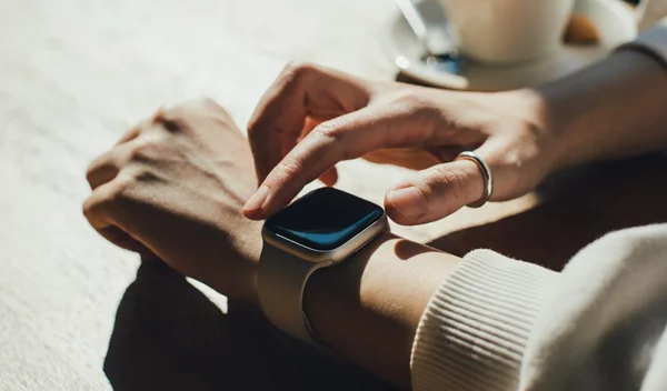 Οι fitness συσκευές προκαλούν έκζεμα και αλλεργίες - Δες γιατί και πώς θα το αποφύγεις