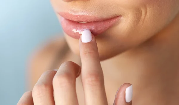 Ζουμερό αποτέλεσμα στα χείλη με αυτά τα 10 καλύτερα lip oils