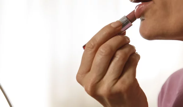 5 (σοκαριστικά) ωραία nude κραγιόν που κοστίζουν λιγότερο από 7€