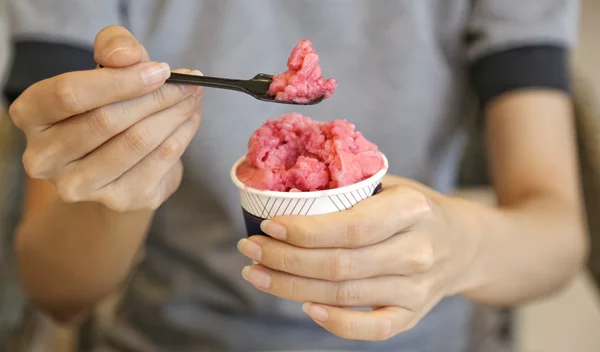 "Είμαι διατροφολόγος και ιδού κάθε πότε τρώω παγωτά/γλυκά/cakes"