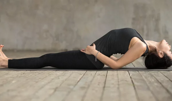 Τι είναι η "στάση του ψαριού" που υπόσχεται σούπερ μέση και πιο υγιές έντερο;