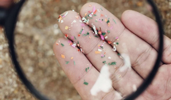 Αυτό το απλό λάθος γεμίζει το σώμα σου με 90.000 μικροπλαστικά τον χρόνο!