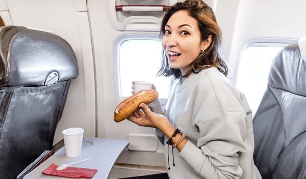 Γιατί νιώθεις πρήξιμο όταν ταξιδεύεις; 4 συμβουλές που θα σε βοηθήσουν