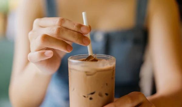 Χάρτινα καλαμάκια: Γιατί οι επιστήμονες λένε ότι μπορεί να είναι επικίνδυνα;