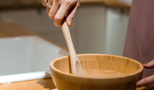 Πώς θα καθαρίσεις σωστά τις ξύλινες κουτάλες - απομάκρυνε όσα δεν 'βλέπει το μάτι' μας