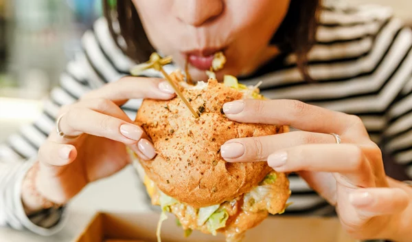 Νυχτερινή υπερφαγία: Αίτια και συμπτώματα της διαταραχής