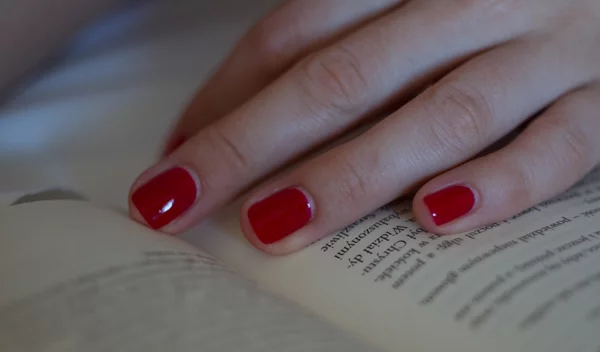 Πέντε μεταβατικές αποχρώσεις μανικιούρ για να υποδεχθείς το φθινόπωρο