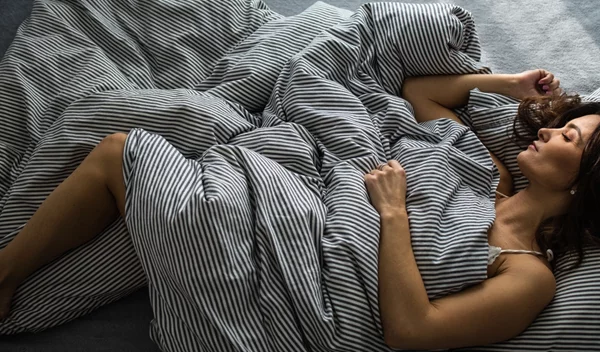 Εμμηνόπαυση και διαταραχές ύπνου: Με αυτή την καθημερινή συνήθεια θα δεις διαφορά