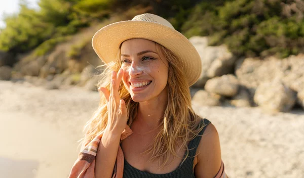 Πώς θα κάνεις το αντηλιακό προσώπου σου να γίνει ένα με την επιδερμίδα σου σε χρόνο dt