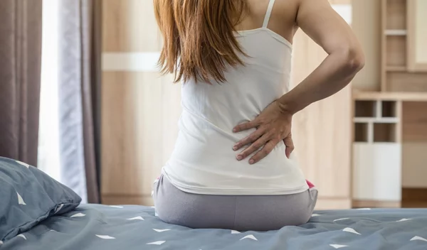 7 τρόποι να αντιμετωπίσεις τον πόνο στη μέση