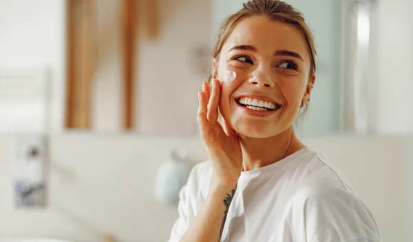 Τι σημαίνει πραγματικά να "καθαρίζεις" σωστά το πρόσωπό σου;