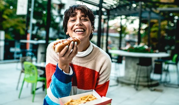 Τι μπορεί να συμβεί στο σώμα σου εάν τρως μόνο μία φορά την ημέρα