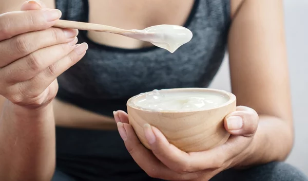 Γιατί πρέπει να σταματήσεις να πετάς το υγρό που εμφανίζεται στην επιφάνεια του γιαουρτιού;