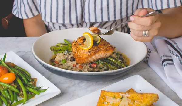 Οι τρόποι με τους οποίους το σώμα σου σε ενημερώνει ότι δεν τρως επαρκώς