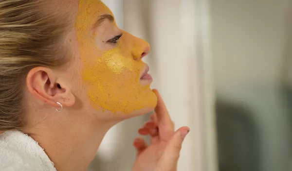 DIY skincare: Τα 5 πιο επικίνδυνα φυσικά υλικά που μπορεί να προκαλέσουν εγκαύματα