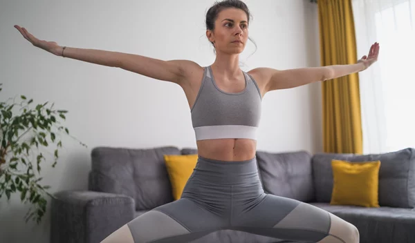 Κάψε 500 θερμίδες σε μισή ώρα με αυτό το full body πρόγραμμα από το σπίτι