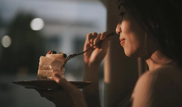 Τι γίνεται όταν νιώθεις συχνά κουρασμένη και έχεις έντονη επιθυμία για γλυκό;