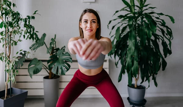 Christmas Workout: Οι 8 ασκήσεις που καίνε θερμίδες, πριν ή μετά το γιορτινό τραπέζι