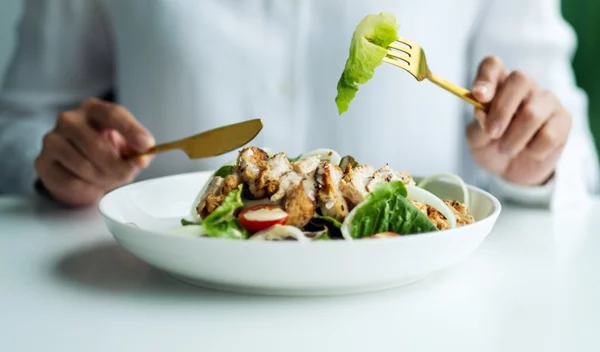 Ο νο1 κανόνας για καλή πέψη (και οι καλύτεροι συνδυασμοί τροφών)