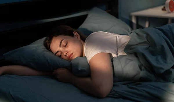 Νιώθεις ότι δεν ξεκουράζεσαι όταν κοιμάσαι; Καρδιολόγος δίνει tips για ποιοτικό ύπνο