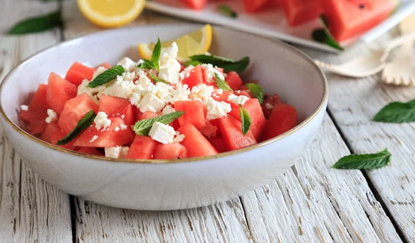 Τέσσερις καλοκαιρινές σαλάτες με φρούτα από τη διατροφολόγο