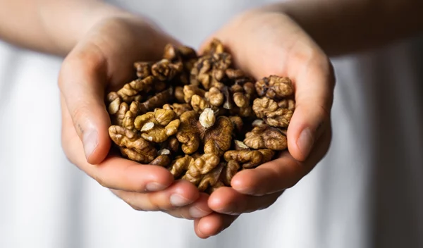 Η έλλειψη φωτός μειώνει τη σεροτονίνη: 10 τροφές για να την ενισχύσεις