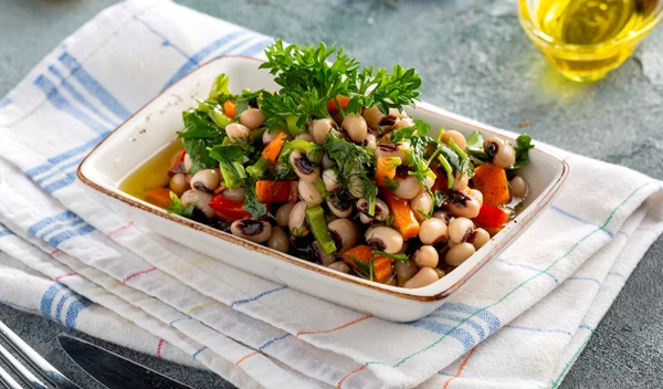 Σαλάτα με φασόλια μαυρομάτικα και φαγόπυρο