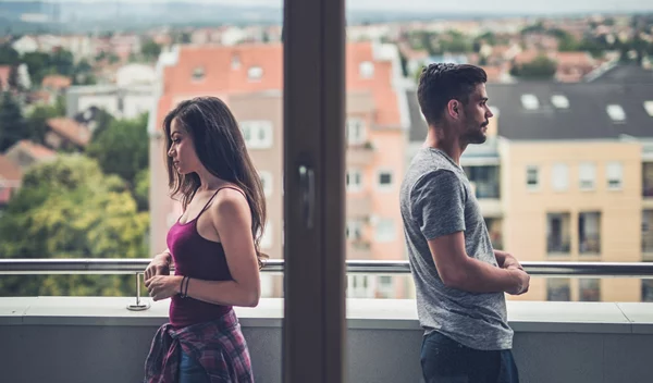 Μήπως σαμποτάρεις εσύ η ίδια τη σχέση σου;