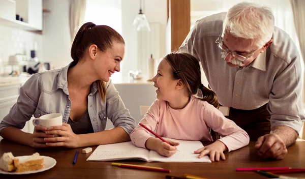 Δουλειά, παιδιά, γονείς: Τι είναι η "γενιά - σάντουιτς" και πώς επιβιώνει με τόσες υποχρεώσεις;