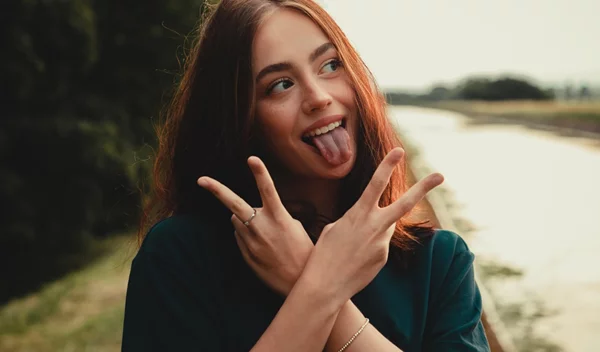 Ποιος είναι ο πιο αποτελεσματικός τρόπος για να καθαρίσεις τη γλώσσα σου