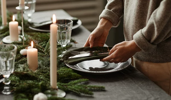 Μαθήματα savoir vivre: Πώς θα στρώσεις σωστά το χριστουγεννιάτικο τραπέζι